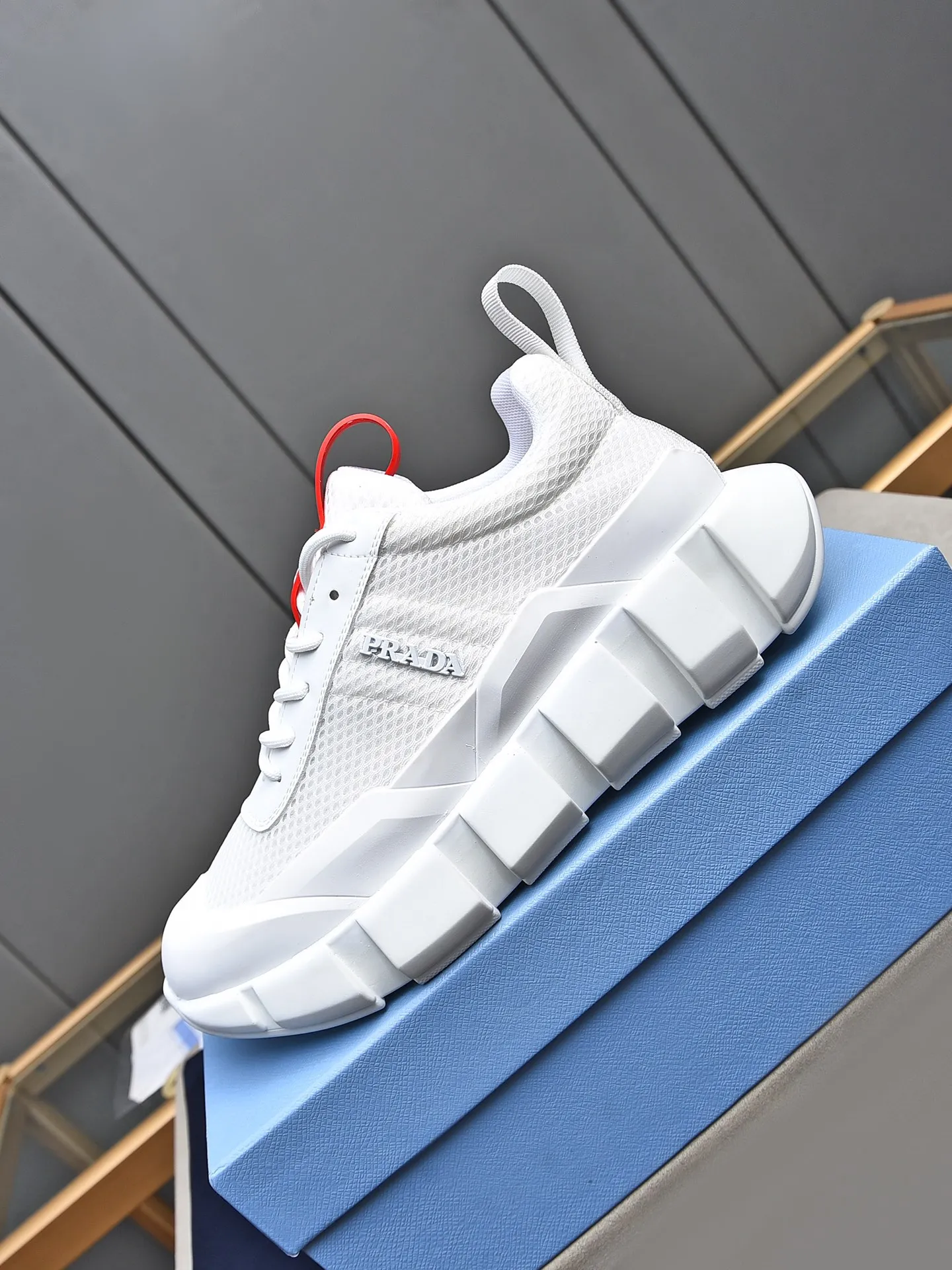 Men's shoes 💰480 PRADA/Prada men's lace-up casual sports shoes, the upper is made of cowhide leather and breathable mesh. It is soft, comfortable and breathable. The tongue is decorated with the PRADA brand letter logo. The thick rubber sole echoes the red label tongue. The style is fashionable and generous. The details are carefully crafted. A casual sports shoe with a super fashionable look on the foot. Excellent breathability!  Size: 38-44 (45 46 customized)